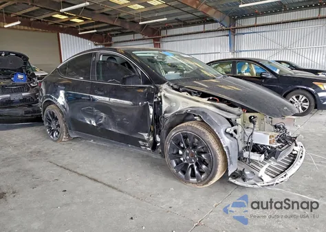 2021 Tesla Model Y z USA, uszkodzony, nr VIN 5YJYGDED2MF122884